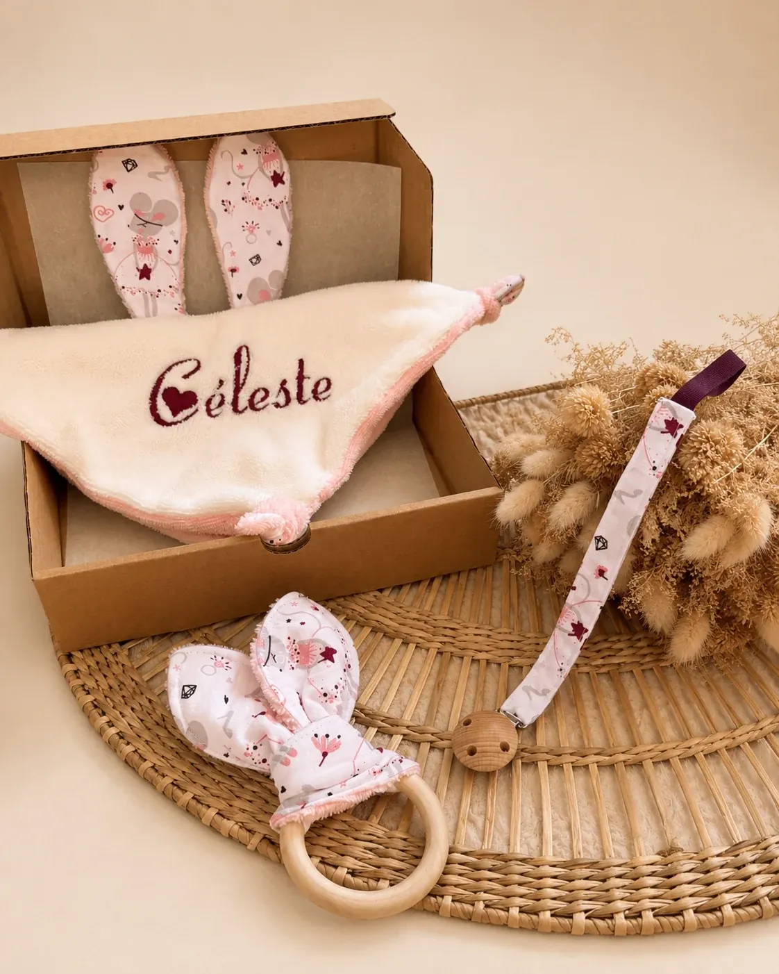 Coffret cadeau kraft ouvert avec doudou brodé Céleste, anneau de dentition et attache-sucette assortis